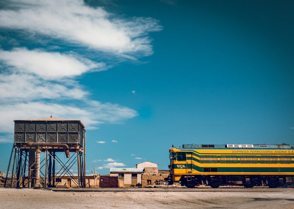 Un tren de la Empresa Ferroviaria Andina atraviesa el pueblo de Julaca, en el altiplano boliviano