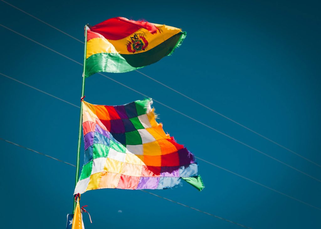 Las dos banderas oficiales de Bolivia ondeando