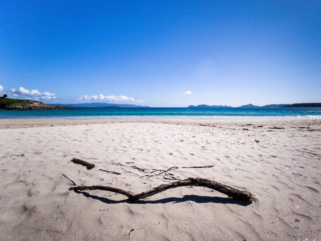 Una foto de la orilla de la playa de Nerga, en la península del Morrazo, Pontevedra