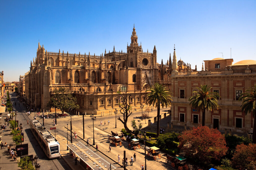 La Catedral de Sevilla y la Giralda vista desde un balcón en la Avenida de la Constitución